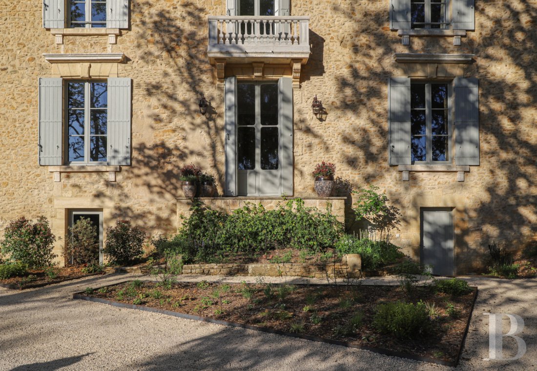 Au cœur de Sarlat, en Dordogne, une maison des années 20 entourée d’un grand parc - photo  n°6